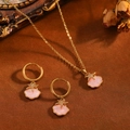 Detalle del conjunto de collar y pendientes dorados con concha rosa y estrella de mar - Juego de Collar Pendientes Estrella Concha Dorado (T057) / Dorado