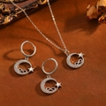 Vista detallada de conjunto de joyas de acero con estrella y luna y piedras brillantes - Juego de Collar Pendientes Luna Estrella Infinito Plateado (T057) / Plateado