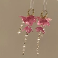 Elegante rosa Blumentastel-Ohrringe mit feinen Perlen und goldenen Creolen im Detail - Hoop-Stil (HE32841-1) / Roségold