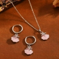 Detalle elegante del conjunto de collar y pendientes con colgante de estrella rosa - Juego de Collar Pendientes Estrella Concha Plateado (T057) / Plateado