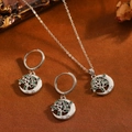 Detalle del conjunto de joyas Árbol de la Vida y Media Luna en acero con piedras verdes - Juego de Collar Pendientes Luna Árbol Verde Plateada (T057) / Plateado