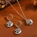 Primer plano de conjunto de joyas Árbol de la Vida y luna con detalles de nácar y CZ - Juego de Collar Pendientes Árbol de la Vida Luna Plateada (T057) / Plateado