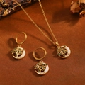 Detalle de collar y pendientes de luna y árbol de la vida dorados con piedras verdes - Juego de Collar Pendientes Luna Árbol Verde Dorado (T057) / Dorado