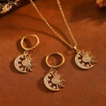 Vista detallada del conjunto de collar y pendientes de sol y luna dorados con circonitas - Juego de Collar Pendientes Sol Luna Dorado (T057) / Dorado