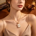 Primer plano de un elegante collar de estrella vintage con nácar y cristales brillantes - Estilo Estrella Cuadrada Dorado (T057) / Dorado