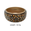 Vue détaillée d'un bracelet large léopard montrant 6,8 cm de diamètre et 63,5 g - Imprimé léopard / Brun Foncé