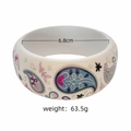 Vue détaillée du bracelet large paisley Y2K, diamètre 6,8 cm et poids 63,5 g - Imprimé Paisley / Blanc