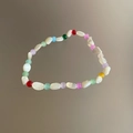 Detalle de una pulsera de cuentas de concha irregulares con vibrantes toques de color - Pequeño / Blanco con piedras multicolores