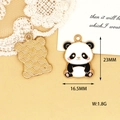 Makroansicht von Cartoon Panda Emaille Anhänger mit 23mm Höhe und 16,5mm Breite Details - Panda