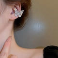 Primo piano di un ear cuff a farfalla in zircone scintillante sull'orecchio di una modella - 2# Design a Farfalla - Orecchio Sinistro Singolo (Argento)