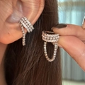 Dettaglio ravvicinato del polsino asimmetrico con zirconi e perle per orecchie senza buco - Ear Cuffs Asimmetrici (Paio) / Un paio / Argento