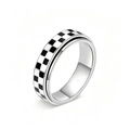 Detalle en primer plano del anillo giratorio de acero inox 304 con patrón de damero clásico - Talla 5 / Plateado