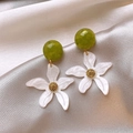 Gros plan détaillé de boucles d'oreilles fleur blanche avec perle verte sur de la soie. - Style Pendentif Étoile de Mer / Tige en Argent Blanc Vert