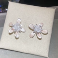 Macrodetail van elegante 3D kristallen bloemoorbellen met witte parelmoerachtige bloemblaadjes - 71# Iriserende Parelmoer Textuur Vijfbladige Bloem Kristal Oorknopjes