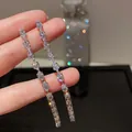 Dettaglio di lunghi orecchini scintillanti con pietre di zircone cubico taglio marquise. - Stile nappine extra lunghe strass marquise (6#) / Argento