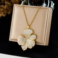 Elegante collana in acciaio inossidabile dorato con un grande ciondolo a fiore in smalto - Stile Francese con Grande Fiore in Perle Artificiali (N4221)