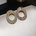 Gros plan de boucles d'oreilles ovales en zircon coloré sur une surface dorée - 42# Tige en Argent Sterling 925 - Ovale Multicolore / Or-Multicolore