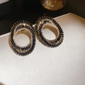 Gros plan détaillé d'élégantes boucles d'oreilles dorées avec zircons noirs étincelants - 41# Tige en Argent Sterling 925 - Anneau en Spirale / Or-Noir