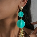Opvallende turquoise acryl oorbellen met goudkleurige ronde knop - Oorbellen (Zilveren oorbelsteker) / Cyaan
