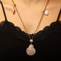 Collier coquillage bohème avec cordon marron et pendentif pétoncle blanc sur un mannequin - 06 Pendentif Coquille Saint-Jacques en Résine