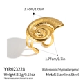 Detailansicht der goldenen Conch-Spirale aus poliertem Edelstahl mit Textur - Schnecke Offener Ring (YYR023228)