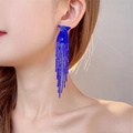Orecchini lunghi a nappa con strass blu indossati da una modella per occasioni - Stile Nappa Lunga Blu Reale (KE001BU)