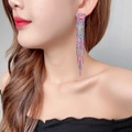 Orecchini lunghi con nappe di cristalli arcobaleno vivaci e montatura color argento - Stile Geometrico Sfumato Arcobaleno (KE003CF)