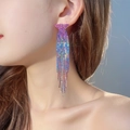 Lussuosi orecchini a frangia con strass arcobaleno indossati da una modella di profilo - Stile Nappa Lunga Sfumata Arcobaleno (KE001CF)