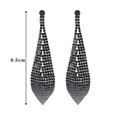 Orecchini di lusso lunghi 8,5 cm con frange di strass e sfumature grigie eleganti - Stile Nappa Sfumata Grigio Bianco (KE004BK-W)