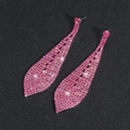 Orecchini lunghi a nappa con strass rosa in design a goccia su sfondo nero con texture - Stile a Goccia Incrostato Rosa (KE004RO)