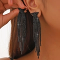Eleganti orecchini lunghi con nappe di strass neri indossati per un look di lusso - Stile Nappa Strizzata Nero (KE001BK)