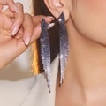 Orecchini lunghi a nappa con strass blu sfumati e catenine in argento scintillanti - Nappa Agile Sfumata Blu Bianco (KE006BK-W)