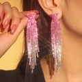 Orecchini di lusso con frange di strass sfumati rosa e argento indossati da modella - Nappa Incrostata Sfumata Rosa Argento (KE001RO-W)