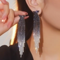 Orecchini pendenti lunghi di lusso con strass sfumati dal nero all'argento per donna - Nappa Lunga Sfumata Nero Argento (KE001BK-W)