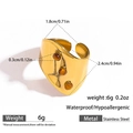 Goldener Edelstahl-Wellenring mit drei Bernsteinen und detaillierten Produktmaßen - Bernsteinbrauner Stil (DKR251058GL-BR)