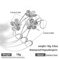 Mehrlagiges silbernes Edelstahl-Armband mit drei Blumenanhängern und Kristallen für Damen - Gehämmerter fünfblättriger Blumen-Wickelstil (DKB253028S)