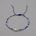 Braccialetto fatto a mano con perline Miyuki blu, dettagli dorati e una perla d'acqua dolce - Stile Perline Blu Scuro e Perla (BR0213)
