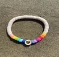 Kleurrijke heishi kralenarmband met een gouden hartbedeltje op een zandachtergrond - Crèmewit (RT-B211005A)