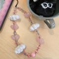 Handgefertigtes Perlen Handyband mit rosa Herzen und weißen Wolkenanhängern - Stil Rosa Herz Wolke (20230419001A)