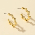 Orecchini a cerchio C placcati oro 18K con design a foglia su sfondo beige - Motivo a Foglia Oro(GFE001GL)