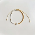 Verstelbare handgeweven armband met TOHO gouden kralen en schelpparel hanger letter J - Letter J (BLS220006J)