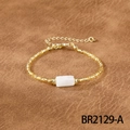 Minimalistisches goldenes Perlenarmband mit weißem Stein auf Lederhintergrund - Minimalistischer Zylinder (BR2129-A) / Weißer Mondstein