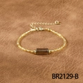 Verstellbares goldenes Perlenarmband mit einem dunkelbraunen rechteckigen Naturstein - Minimalistischer Zylinder (BR2129-B) / Rauchquarz