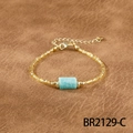Minimalistisches Perlenarmband mit hellblauem Naturstein und goldfarbenen Perlen - Minimalistischer Zylinder (BR2129-C) / Amazonit