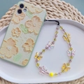 Reliëf bloemen telefoonhoesje in saliegroen met paarse en gele vlinder kralenketting - Kleurrijk Geel Vlinderkristal