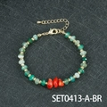 Handgemaakte kralenarmband met groene stenen, rode accenten en gouden karabijnsluiting - Groene Aventurijn En Rhodoniet Armband