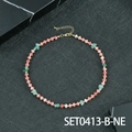 Ketting met roze en groene kralen, onregelmatige stenen en gouden accenten - Rode Koraal En Groen Gestreepte Agaat Ketting