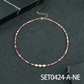 Collana di perline colorate con perle bianche e chiusura dorata stile boho - Collana in perle d'acqua dolce ovali da 8 mm (SET0424-A-NE)