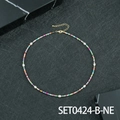 Collana bohémien colorata con perle d'acqua dolce bianche e chiusura a moschettone dorata - Collana in perle d'acqua dolce ovali da 4 mm (SET0424-B-NE)