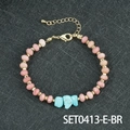 Roze gefacetteerde kralenarmband met turquoise accenten en gouden details op leer - Turkoois En Rhodoniet Armband